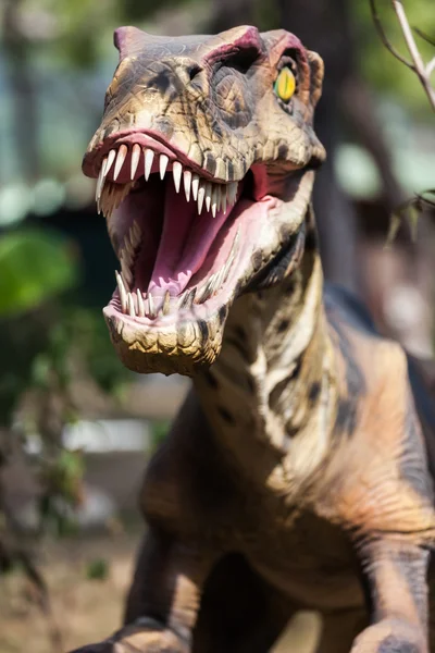 Dinossauro mostrando sua boca de dente — Fotografia de Stock