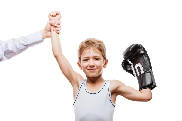 Campione di boxe sorridente bambino ragazzo gesticolando per il trionfo della vittoria — Foto Stock