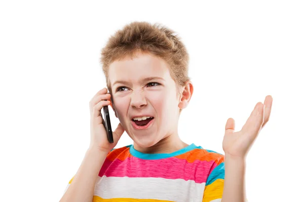 Удивленный и удивленный мальчик разговаривает на мобильном телефоне или смартфоне — стоковое фото