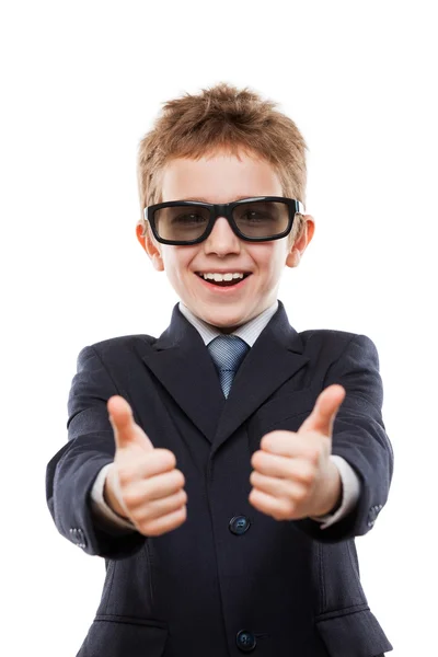 Усміхнений хлопчик у діловому костюмі, одягнений у сонцезахисні окуляри, жестикулює — стокове фото