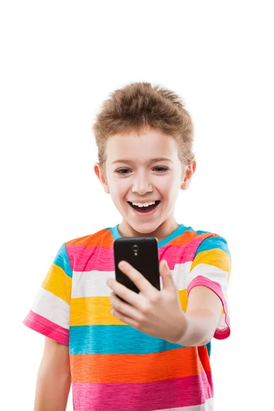 Niño sonriente sosteniendo teléfono móvil o teléfono inteligente tomando uno mismo — Foto de Stock