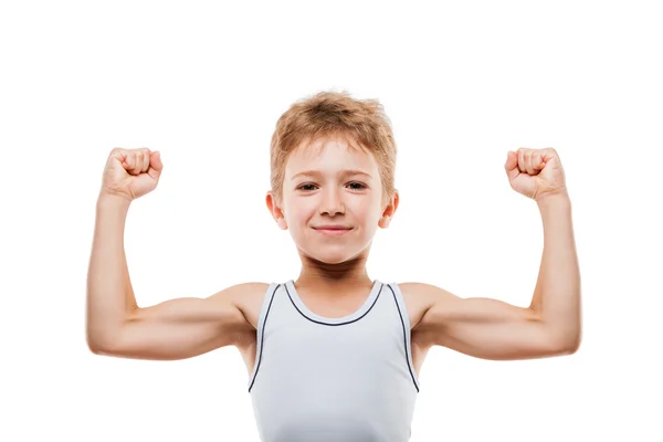 Sonriente niño deportivo mostrando su mano bíceps músculos fuerza — Foto de Stock