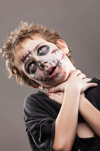 Schreiend spazierender toter Zombie-Junge — Stockfoto