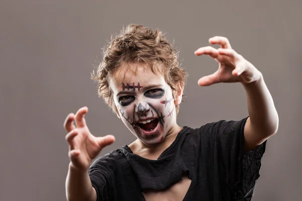 Schreiend spazierender toter Zombie-Junge — Stockfoto