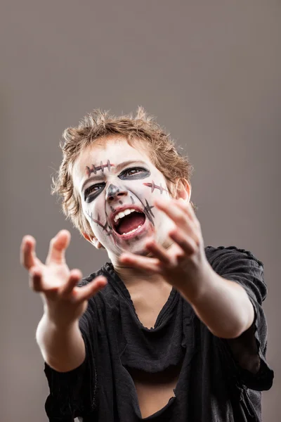 Křičí, pěší mrtvých zombie dítě chlapec — Stock fotografie