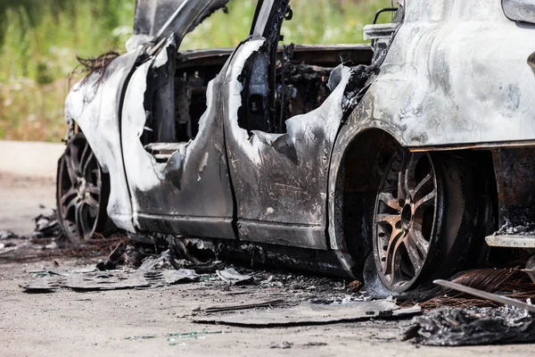 Incendio incendio quemado coche rueda vehículo basura — Foto de Stock