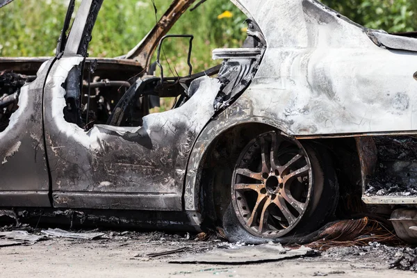 Incendio incendio quemado coche rueda vehículo basura — Foto de Stock