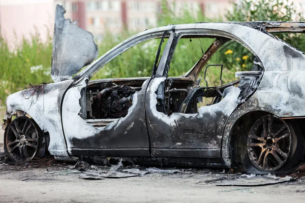 Incendio incendio quemado coche rueda vehículo basura — Foto de Stock