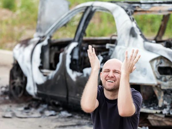 Kundaklama ateş, ağlayan üzgün adam araba araç önemsiz yanmış — Stok fotoğraf