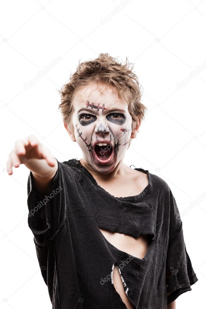 Retrato de estúdio de um menino em maquiagem e fantasia de morte
