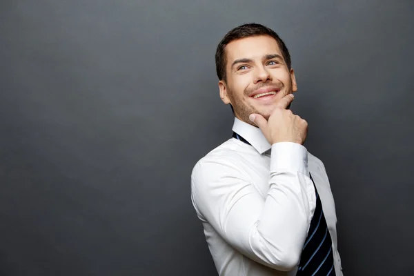 Guapo hombre de negocios con estilo sobre fondo gris — Foto de Stock