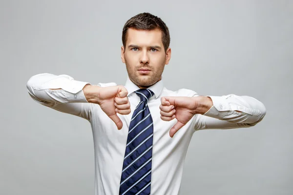 Guapo hombre de negocios con estilo sobre fondo gris —  Fotos de Stock