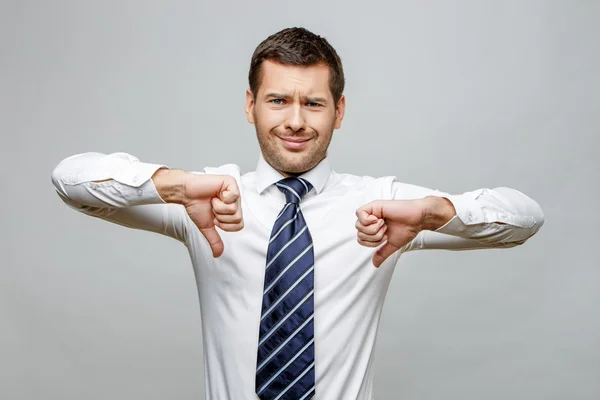 Guapo hombre de negocios con estilo sobre fondo gris —  Fotos de Stock