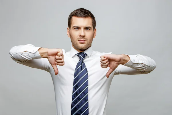 Bello uomo d'affari elegante su sfondo grigio — Foto Stock