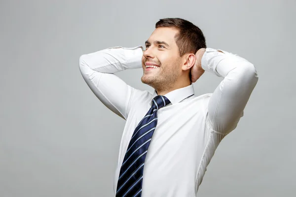 Guapo hombre de negocios con estilo sobre fondo gris —  Fotos de Stock