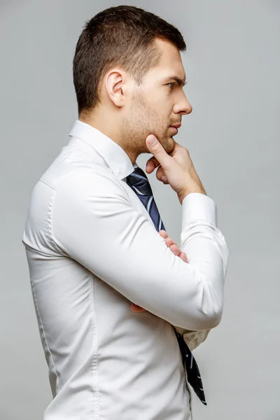 灰色の背景にハンサムなスタイリッシュなビジネスマン — ストック写真