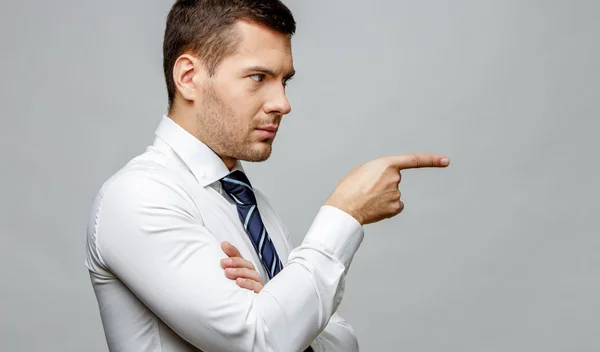 Guapo hombre de negocios con estilo sobre fondo gris —  Fotos de Stock