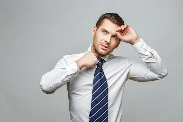 Stilig snygga affärsman på grå bakgrund — Stockfoto