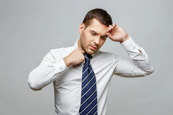 Guapo hombre de negocios con estilo sobre fondo gris — Foto de Stock