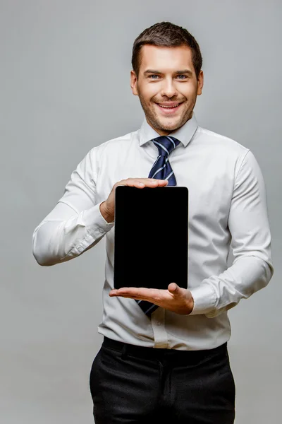 Guapo hombre de negocios con estilo sobre fondo gris —  Fotos de Stock