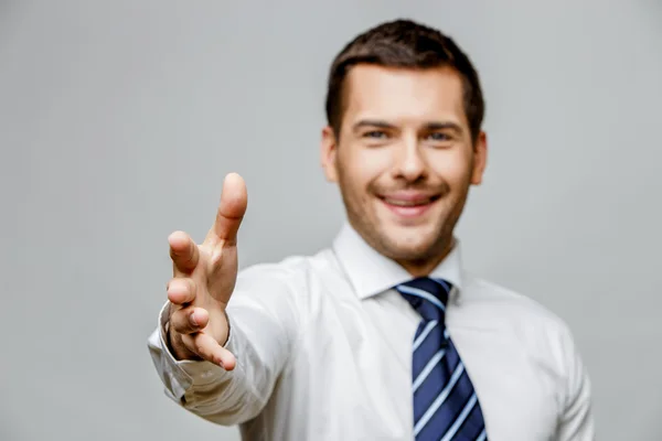 Guapo hombre de negocios con estilo sobre fondo gris —  Fotos de Stock