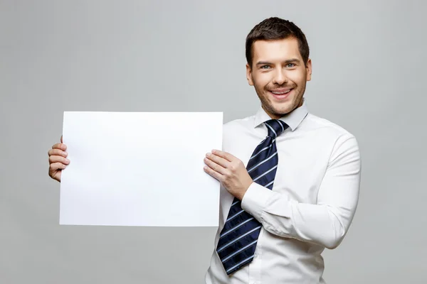 Schöner stylischer Geschäftsmann auf grauem Hintergrund — Stockfoto