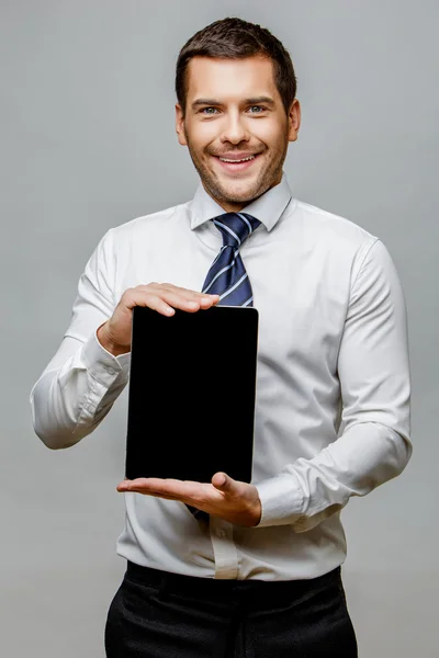 Guapo hombre de negocios con estilo sobre fondo gris —  Fotos de Stock