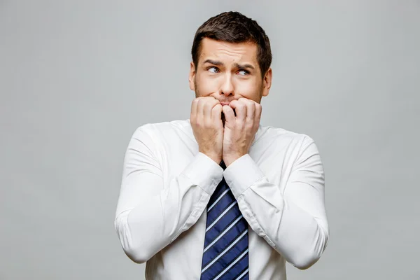 Guapo hombre de negocios con estilo sobre fondo gris —  Fotos de Stock