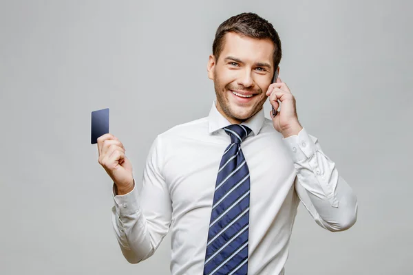 Guapo hombre de negocios con estilo sobre fondo gris — Foto de Stock