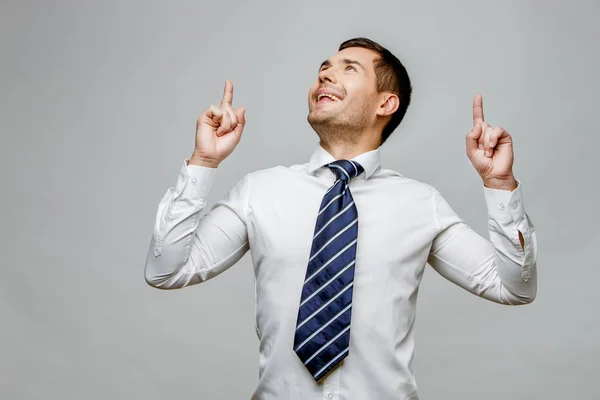 Bello uomo d'affari elegante su sfondo grigio — Foto Stock