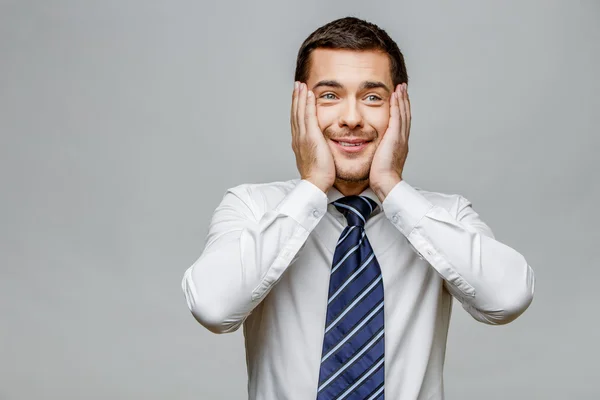 Guapo hombre de negocios con estilo sobre fondo gris —  Fotos de Stock