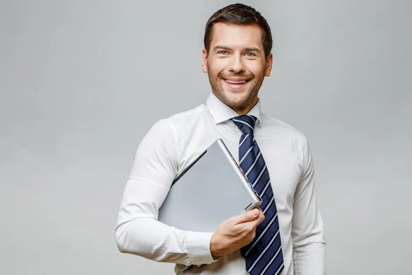 Guapo hombre de negocios con estilo sobre fondo gris —  Fotos de Stock