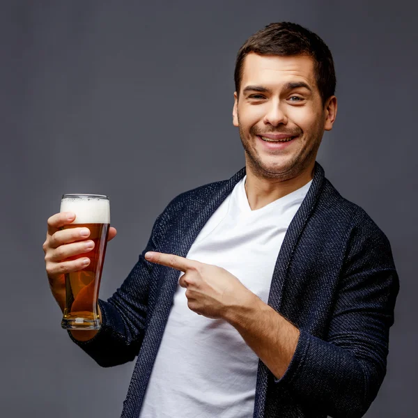 Fröhlicher junger Mann in schicker Freizeitkleidung — Stockfoto