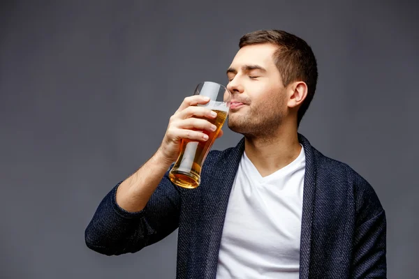 Jovem alegre em desgaste casual inteligente — Fotografia de Stock