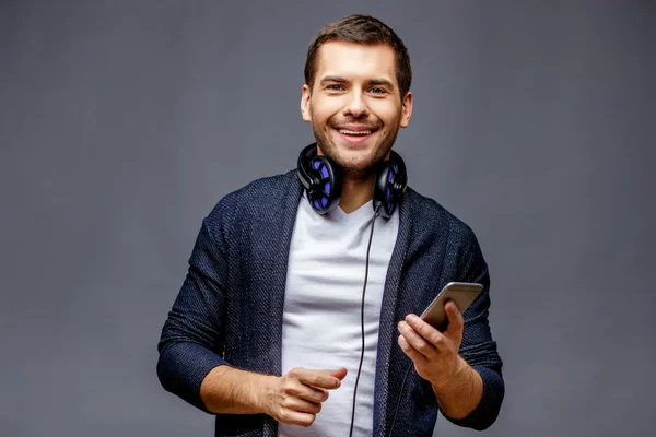 Jovem alegre em desgaste casual inteligente — Fotografia de Stock