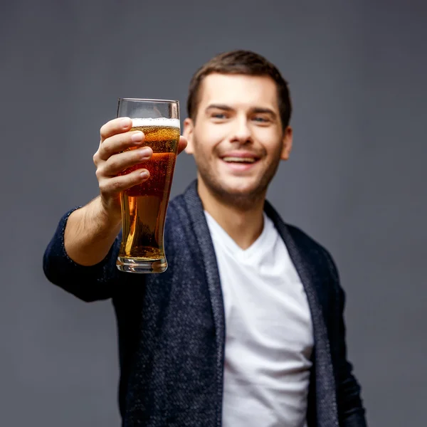 Fröhlicher junger Mann in schicker Freizeitkleidung — Stockfoto