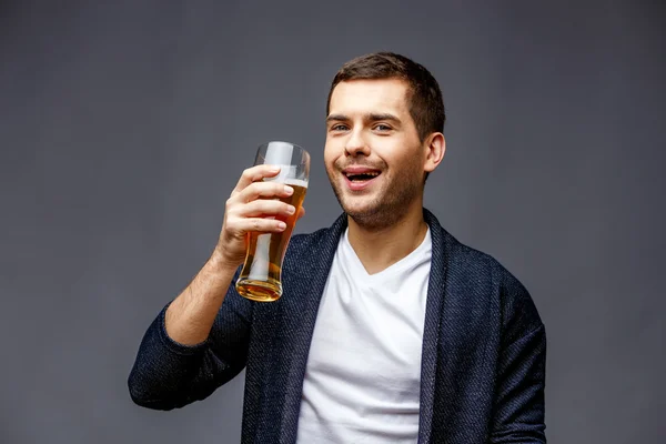 Fröhlicher junger Mann in schicker Freizeitkleidung — Stockfoto