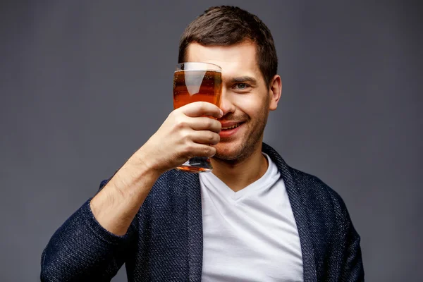 Fröhlicher junger Mann in schicker Freizeitkleidung — Stockfoto