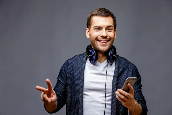 Jovem alegre em desgaste casual inteligente — Fotografia de Stock