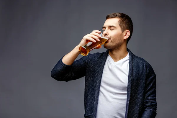 Fröhlicher junger Mann in schicker Freizeitkleidung — Stockfoto