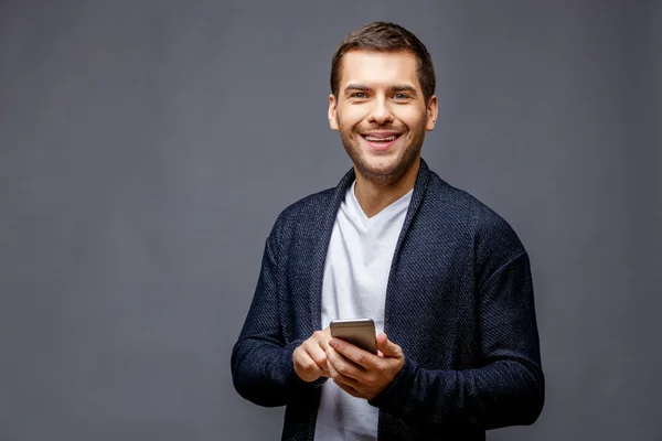 Jovem alegre em desgaste casual inteligente — Fotografia de Stock