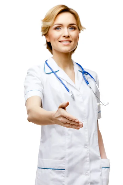 Dokter van de vrouw permanent op witte achtergrond — Stockfoto