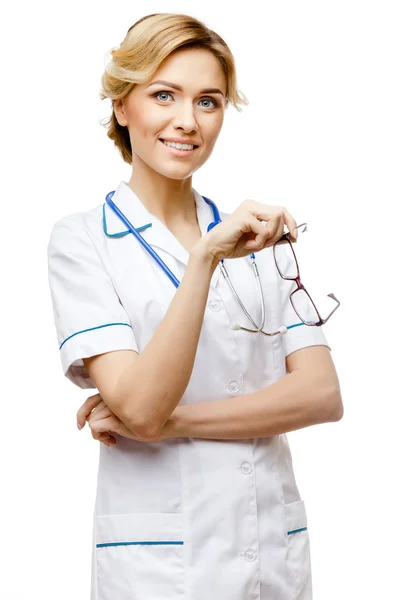 Mulher médico em pé sobre fundo branco — Fotografia de Stock
