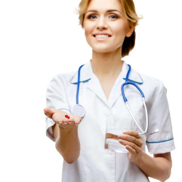 หมอผู้หญิงยืนอยู่บนพื้นหลังสีขาว — ภาพถ่ายสต็อก