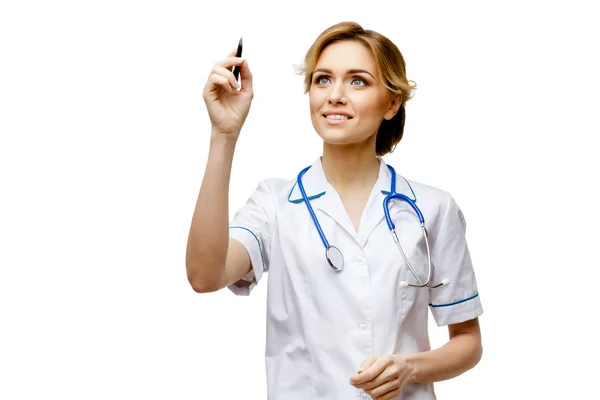 Γυναίκα γιατρό που στέκεται πάνω σε λευκό φόντο — Φωτογραφία Αρχείου