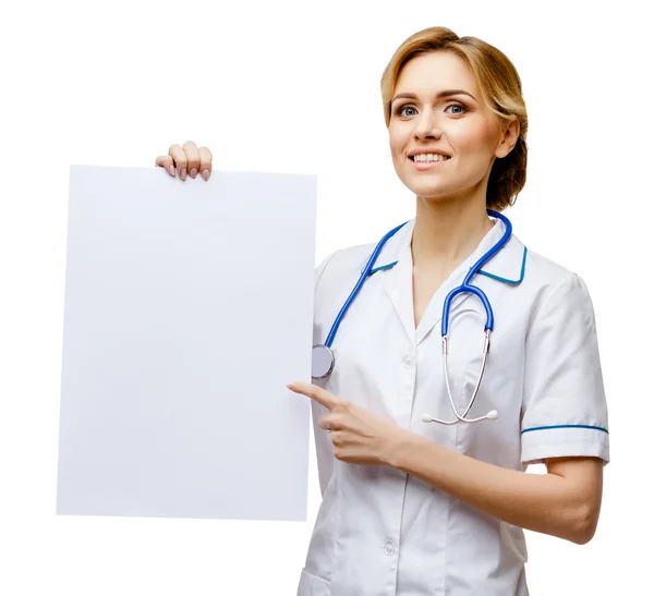 Kobieta lekarz stojący na tle — Zdjęcie stockowe