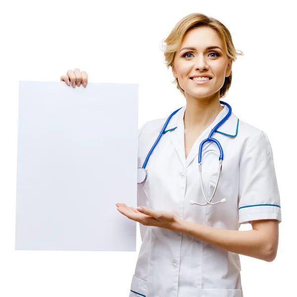 白い背景の上に立っている女性医師 — ストック写真