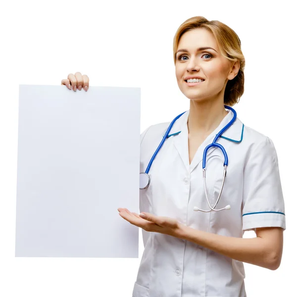 白い背景の上に立っている女性医師 — ストック写真