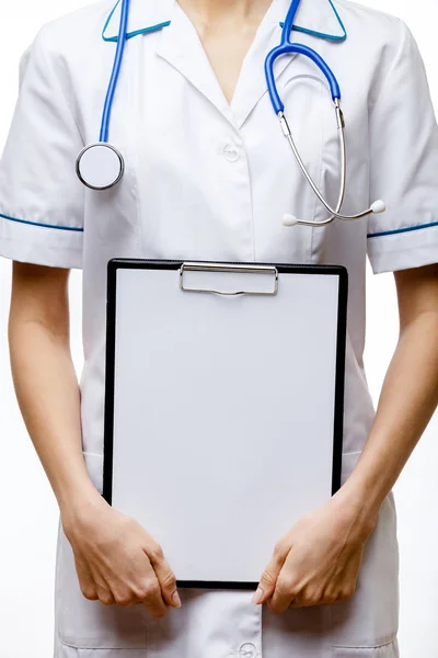 Mujer médico de pie sobre fondo blanco —  Fotos de Stock