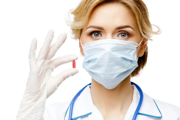 Женщина-врач на белом фоне — стоковое фото